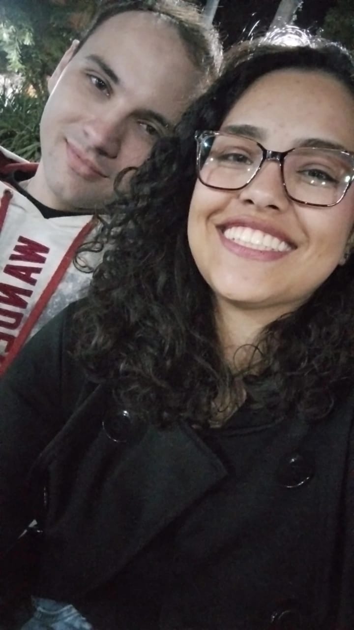 Casal sorrindo na foto